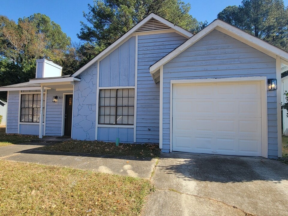 823 Durham Crossing in Stone Mountain, GA - Building Photo