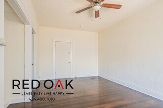 2737 San Marino St, Unit 207 in Los Angeles, CA - Foto de edificio - Building Photo