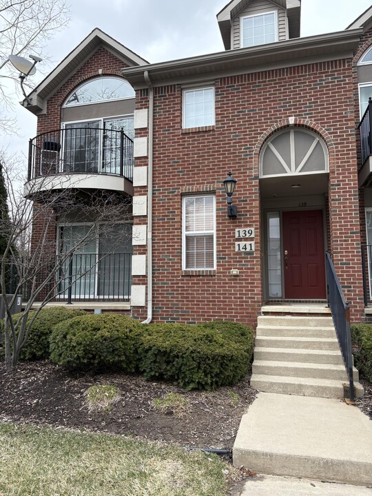 141 W Oakbrook Dr in Ann Arbor, MI - Building Photo