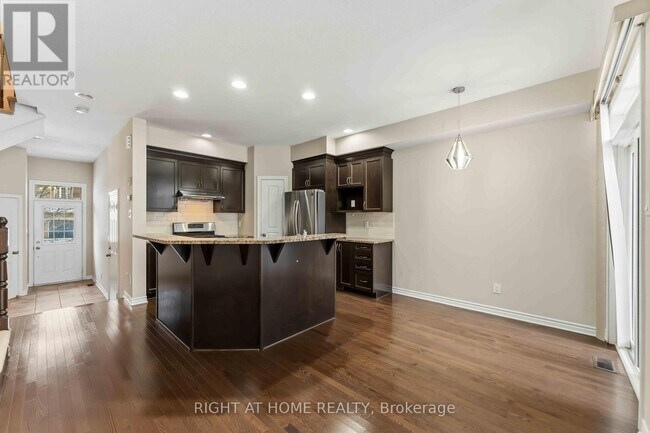 359 Kingbrook Dr in Ottawa, ON - Building Photo - Building Photo