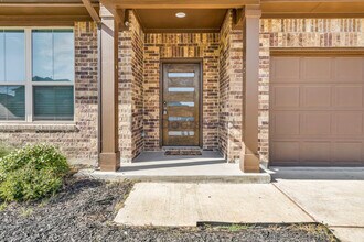 146 Dogvane Cir in Kyle, TX - Foto de edificio - Building Photo