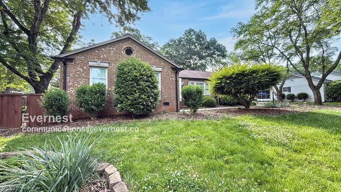 1902 Dickens Dr in Greensboro, NC - Building Photo