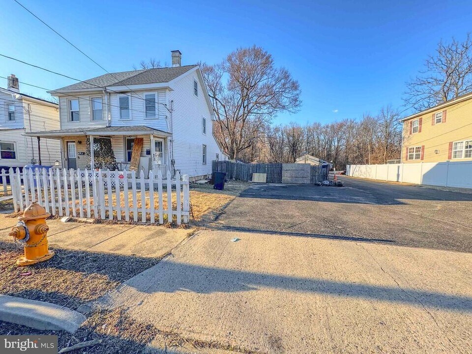 223 Chestnut St in Mount Holly, NJ - Building Photo