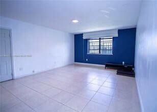 6882 SW 25th St in Miami, FL - Building Photo - Building Photo