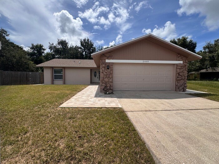 2660 Orangewood Ct in Palm Harbor, FL - Building Photo