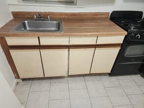 206-03 Jamaica Ave in Queens, NY - Building Photo - Building Photo