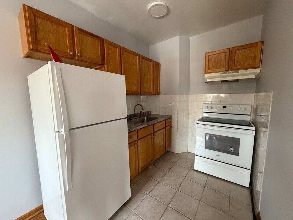 6956 N Ashland Ave, Unit 302 in Chicago, IL - Building Photo