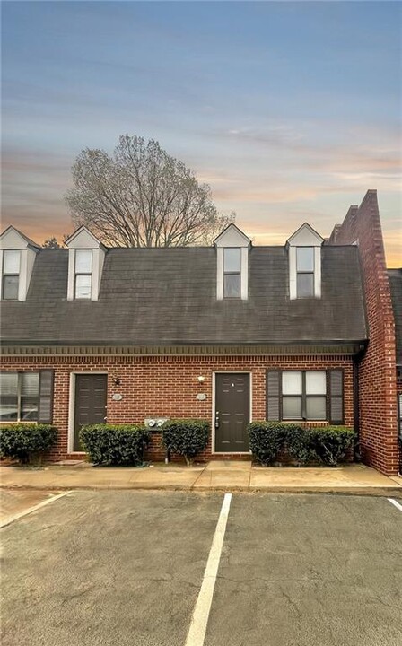 5016 Top Cat Ct in Sugar Hill, GA - Foto de edificio