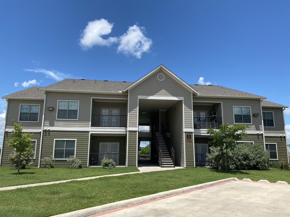 Kenedy Heights in Kenedy, TX - Building Photo