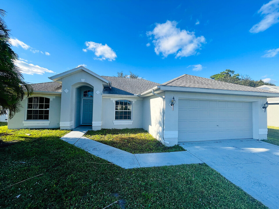 1930 SW Glenco St in Port St. Lucie, FL - Building Photo