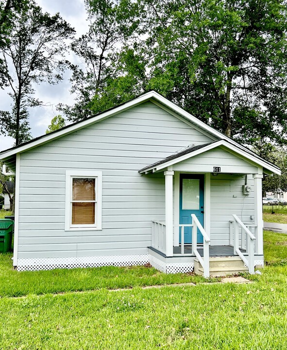 611 Yoakum Ave in Dequincy, LA - Foto de edificio