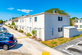 Hampton Court Condos in Merritt Island, FL - Building Photo - Building Photo