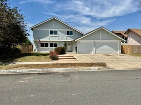 1080 Elmhurst Dr in Corona, CA - Building Photo