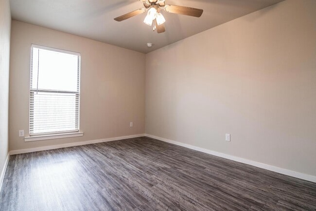 2117 Langford Ave, Unit Unit B in Lubbock, TX - Foto de edificio - Building Photo