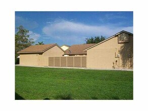 13717 Yarmouth Dr in Wellington, FL - Foto de edificio - Building Photo