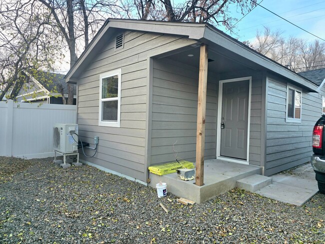 706 1/2-9 1/2 Alderson Ave