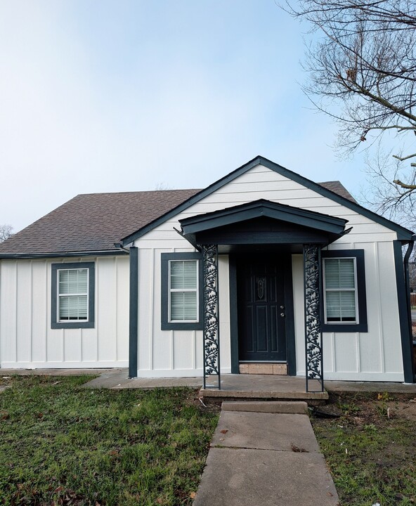 1322 N Brents Ave in Sherman, TX - Building Photo