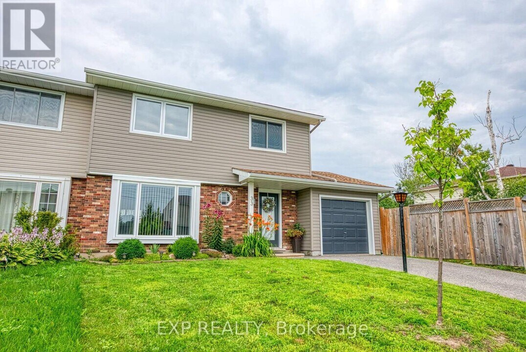 33 Elvaston Ave in Ottawa, ON - Building Photo