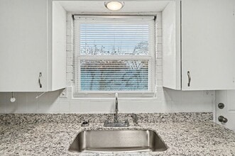 704 W Oak St in Rogers, AR - Building Photo - Building Photo