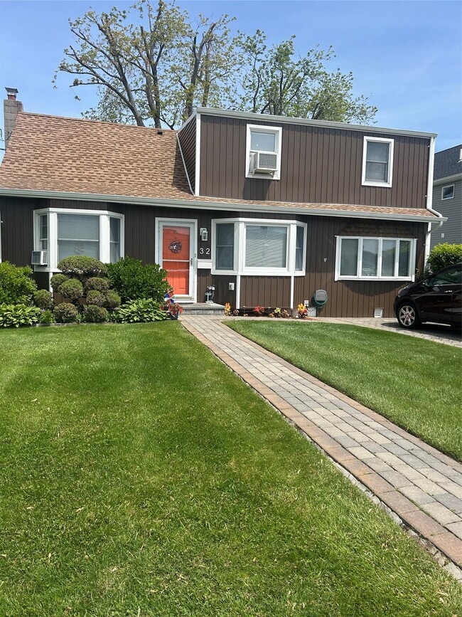 32 Halycon Rd in Lindenhurst, NY - Foto de edificio - Building Photo