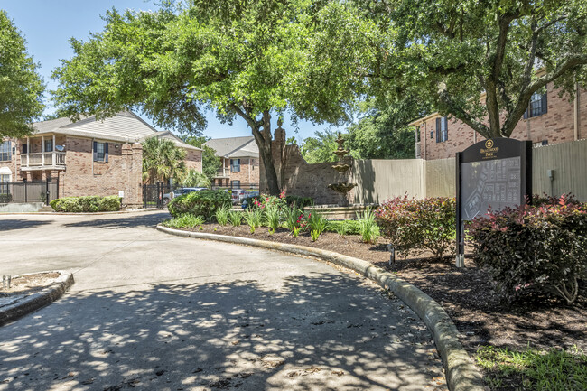 Braeswood Park Condominiums in Houston, TX - Foto de edificio - Building Photo