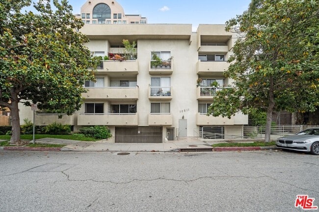 10511 Ashton Ave in Los Angeles, CA - Building Photo - Building Photo