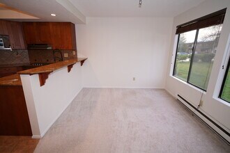 11104 NE 68th St, Unit A104 in Kirkland, WA - Building Photo - Building Photo