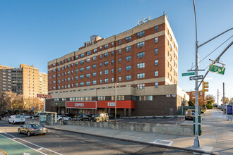 Queens Way in Woodside, NY - Foto de edificio - Building Photo