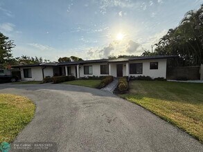 1418 NE 26th Ave in Fort Lauderdale, FL - Foto de edificio - Building Photo