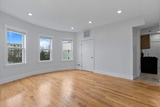 8 Roach St, Unit 1 in Boston, MA - Building Photo - Building Photo