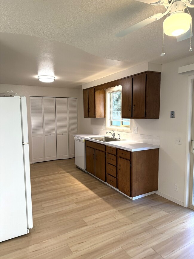 745 E 43rd Ave in Eugene, OR - Foto de edificio - Building Photo