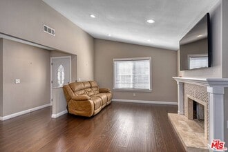 30655 Lakefront Dr in Agoura Hills, CA - Foto de edificio - Building Photo