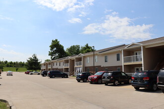 Holman Place Apartments in Hannibal, MO - Foto de edificio - Building Photo