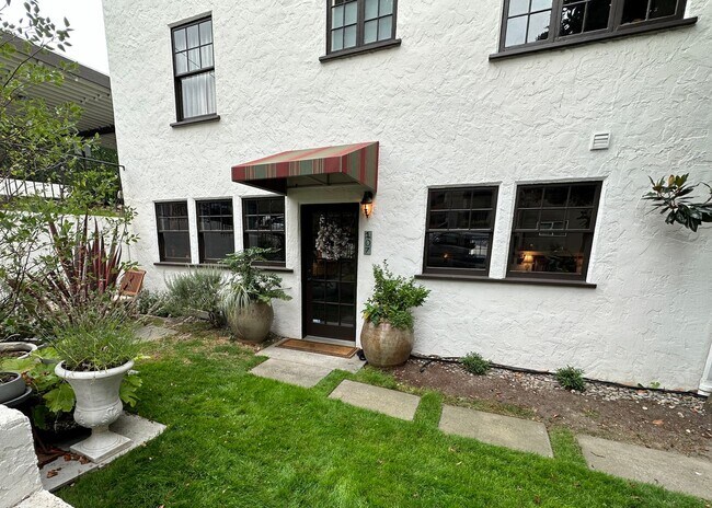 348 W Olympic Pl in Seattle, WA - Building Photo - Building Photo