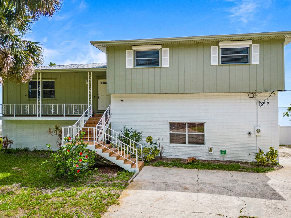 7810 S Tropical Trail in Merritt Island, FL - Building Photo