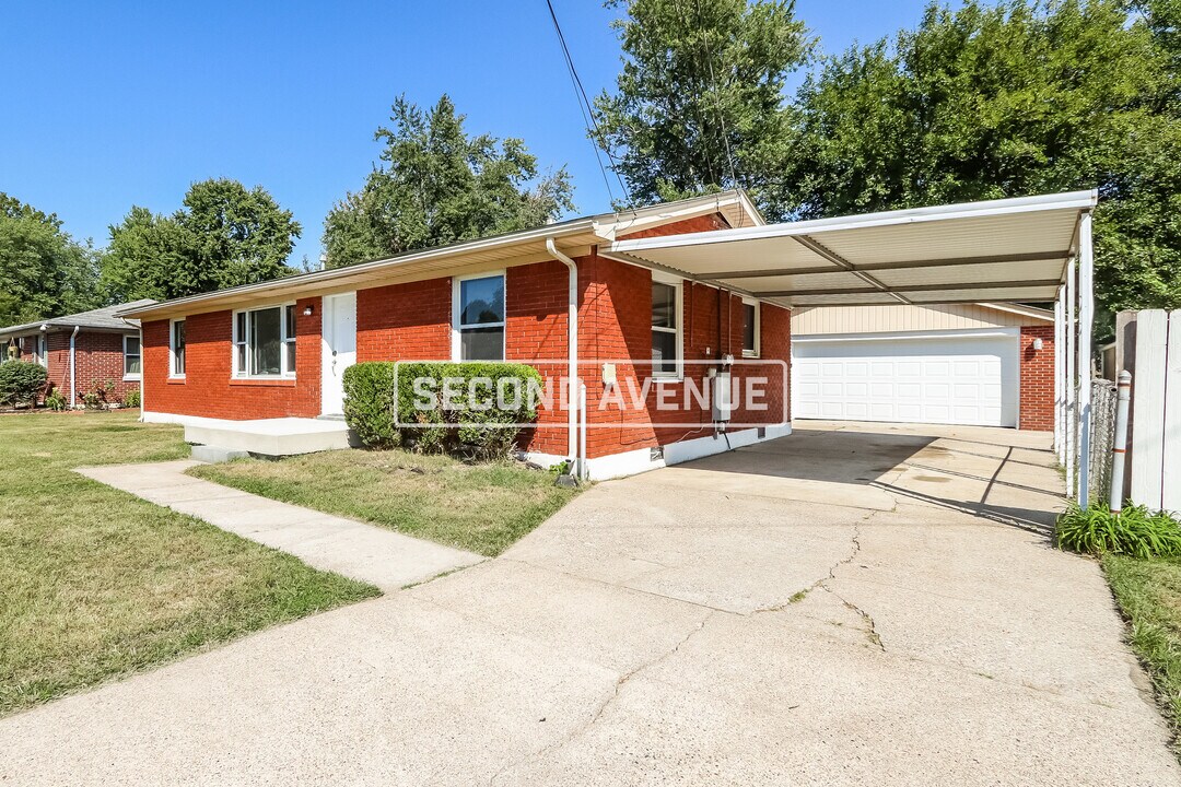 7215 Earl Dr in Louisville, KY - Building Photo