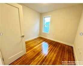 147 E Cottage St, Unit 1 in Boston, MA - Foto de edificio - Building Photo