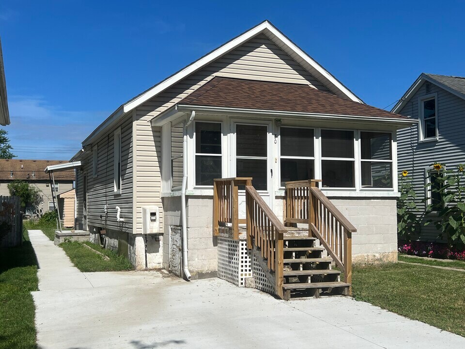 30 Sheridan St in Mount Clemens, MI - Building Photo