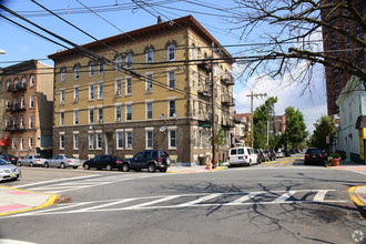 604 21st St in Union City, NJ - Foto de edificio - Building Photo