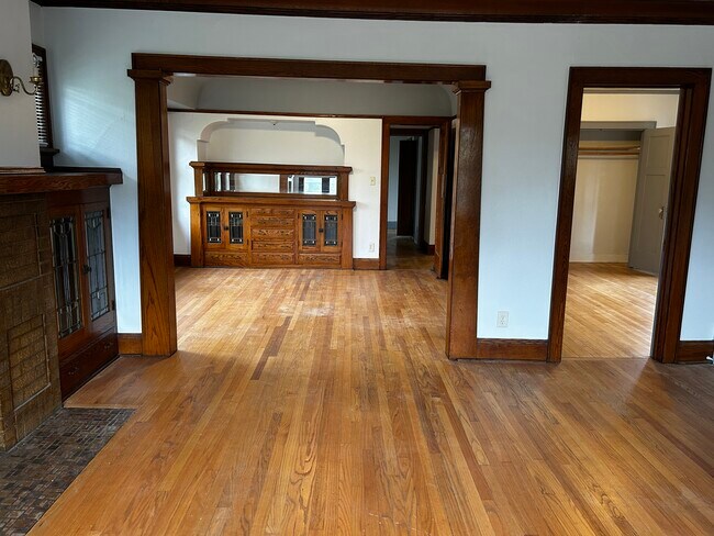 5223 W Wisconsin Ave, Unit Upper in Milwaukee, WI - Building Photo - Building Photo