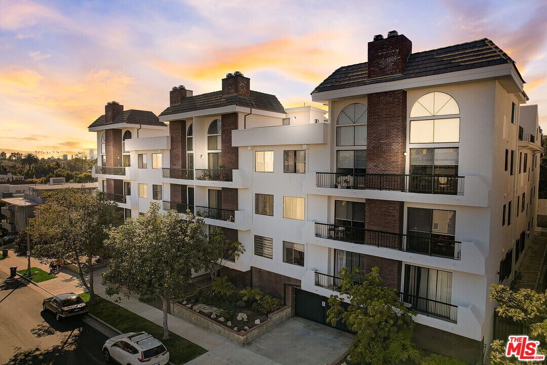 10475 Eastborne Ave in Los Angeles, CA - Building Photo