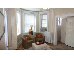 65 Burbank St, Unit 12 in Boston, MA - Foto de edificio - Building Photo