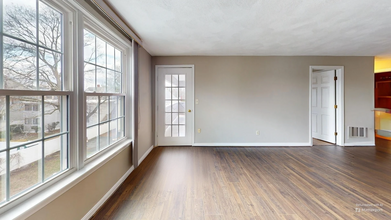 24 South St, Unit #1 in Medford, MA - Foto de edificio - Building Photo