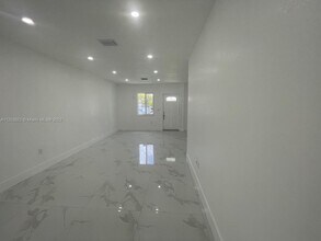 7400 SW 39th St in Miami, FL - Foto de edificio - Building Photo