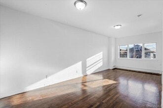 953A E 217th St in Bronx, NY - Foto de edificio - Building Photo