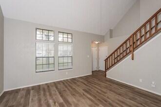 2216 Crestmeadow St in Denton, TX - Building Photo - Building Photo