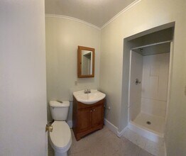 21 Loomis St, Unit 1 in Burlington, VT - Foto de edificio - Building Photo