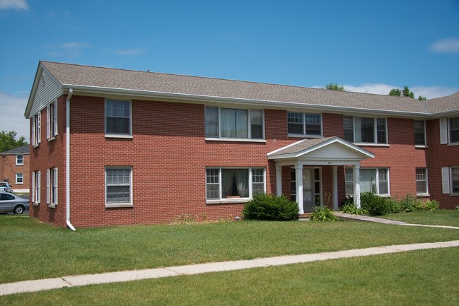 839 Birchwood Rd in West Bend, WI - Foto de edificio - Building Photo