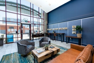 Aqua Via Apartments in Oakland, CA - Foto de edificio - Building Photo