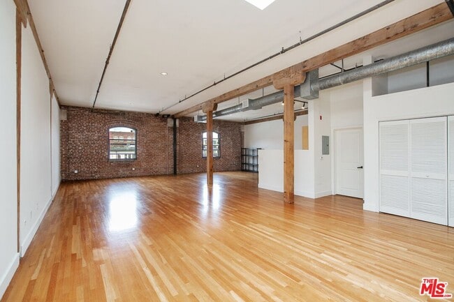 215 S Santa Fe Ave in Los Angeles, CA - Building Photo - Building Photo